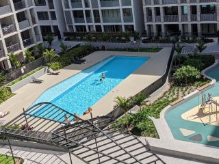 Elegant 3-bed 2-bath, balcony, with pool included, NO PARTIES! Apartment, Sydney - 5