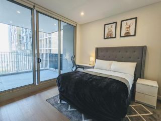 Elegant 3-bed 2-bath, balcony, with pool included, NO PARTIES! Apartment, Sydney - 4
