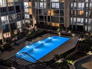 Elegant 3-bed 2-bath, balcony, with pool included, NO PARTIES! Apartment, Sydney - 3