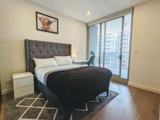Elegant 3-bed 2-bath, balcony, with pool included, NO PARTIES! Apartment, Sydney - 1