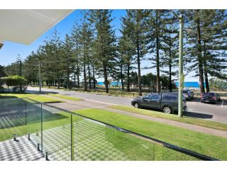 Elegant 3-Bed Coastal Apartment Facing Beach Apartment, Gold Coast - 4