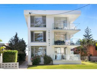 Elegant 3-Bed Coastal Apartment Facing Beach Apartment, Gold Coast - 1