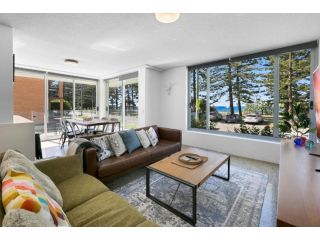 Elegant 3-Bed Coastal Apartment Facing Beach Apartment, Gold Coast - 3