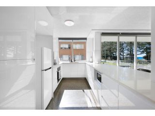 Elegant 3-Bed Coastal Apartment Facing Beach Apartment, Gold Coast - 5