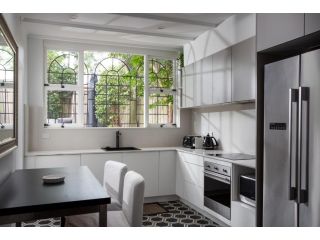 Elegant 3-Bed Heritage House with Swimming Pool Apartment, Sydney - 3