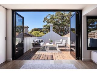 Elegant 4-Bed House with Stunning Rooftop Terrace Guest house, Melbourne - 3