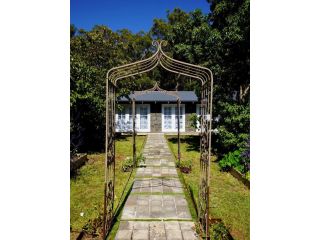 Elegant bluestone cottage located at the Red Hill Peony Estate Villa, Red Hill - 4