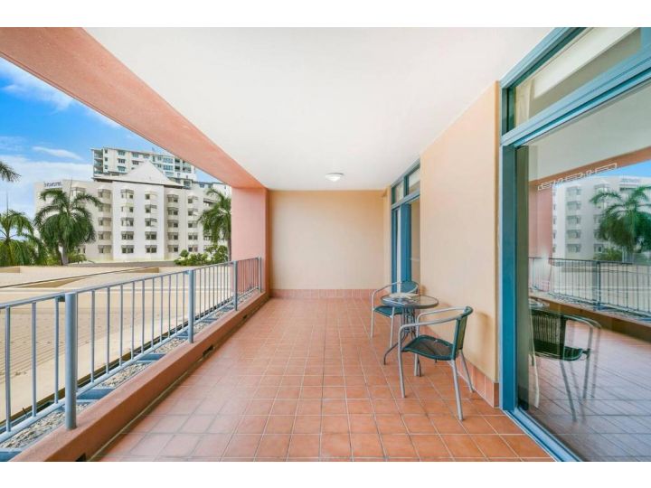 Elegant Harbourside Comfort with Alfresco Patio Apartment, Darwin - imaginea 3