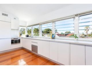 Elegant Studio with Sunny Kitchen 25 min from CBD Apartment, Sydney - 5