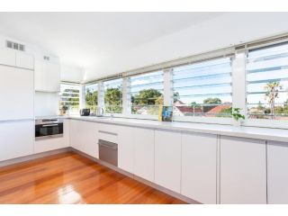 Elegant Studio with Sunny Kitchen 25 min from CBD Apartment, Sydney - 5