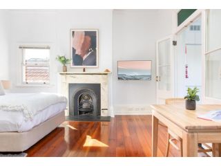 Elegant Studio with Sunny Kitchen 25 min from CBD Apartment, Sydney - 2