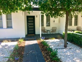 Elsie - City Living in a Big Home - Just book it! Guest house, Wagga Wagga - 1