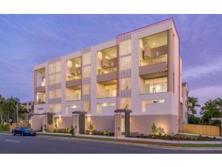 Luxe 5-floor Townhouse with Water and Mountain Views near Beach Guest house, Caloundra - 1