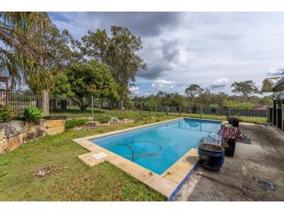 Enchanting 5BR Greenbank Staycation Guest house, Queensland - 1