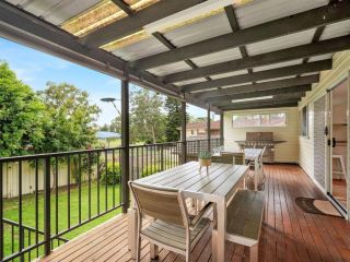 Modern Family Beach House with Outdoor Deck & BBQ Guest house, Terrigal - 3