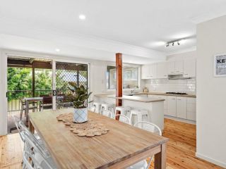 Modern Family Beach House with Outdoor Deck & BBQ Guest house, Terrigal - 1