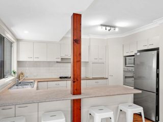 Modern Family Beach House with Outdoor Deck & BBQ Guest house, Terrigal - 4