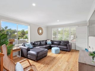 Modern Family Beach House with Outdoor Deck & BBQ Guest house, Terrigal - 2