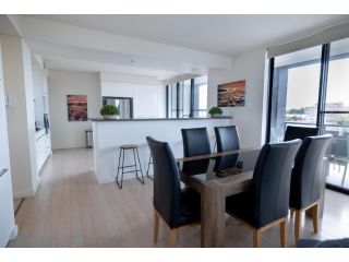 Enjoy Penthouse Living in the CBD! Sleeps 8! Apartment, Wagga Wagga - 1