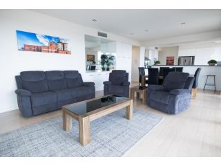Enjoy Penthouse Living in the CBD! Sleeps 8! Apartment, Wagga Wagga - 2