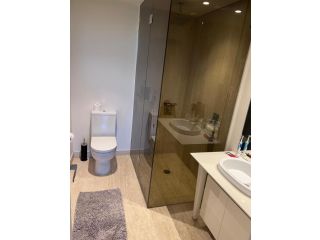 Entire luxury unit at benowa- parking/wifi Apartment, Gold Coast - 2