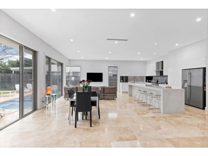 Entire Ultra Modern Luxury Home with Pool Villa, Sydney - imaginea 13
