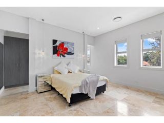 Entire Ultra Modern Luxury Home with Pool Villa, Sydney - 3