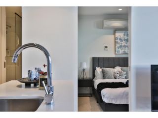 EQ TOWER Melbourne CBD APT Apartment, Melbourne - 5