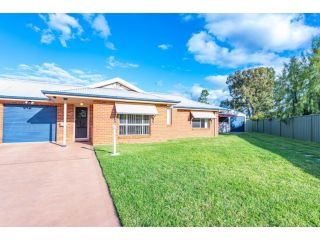 Escape to Mudgee in this Gorgeous Modern Villa Guest house, Mudgee - 1