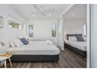 Essence of Broadbeach - Luxury Broadbeach Family Escape with Pool Guest house, Gold Coast - 5