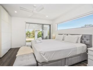 Essence of Broadbeach - Luxury Broadbeach Family Escape with Pool Guest house, Gold Coast - 4