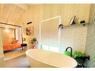 Luxe Family Retreat! Pool, Sauna, Playground, Netflix, Disney Plus Villa, Geraldton - 3