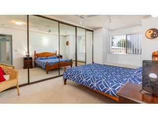 Everything you need including a pool! Karoonda Sands Apartments Guest house, Bongaree - 4