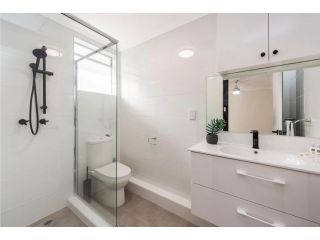 Executive 1 Bedroom Apartment close to Foreshore and CBD Apartment, Perth - 3