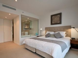 Executive 2 Bed 1 Bath Apartment at Oracle Broadbeach inc FREE PARKING Apartment, Gold Coast - 3