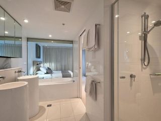 Executive 2 Bed 1 Bath Apartment at Oracle Broadbeach inc FREE PARKING Apartment, Gold Coast - 5