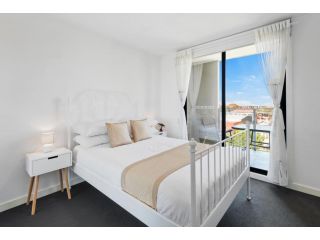 Executive and Spacious Apartment with Balcony Apartment, Victoria - 5