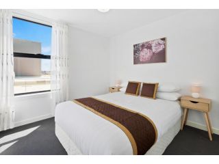 Executive and Spacious Apartment with Balcony Apartment, Victoria - 4
