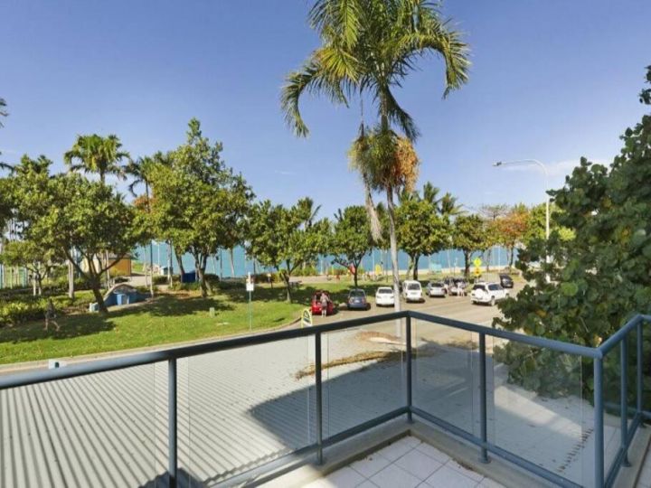 Executive Apt Overlooking the Water - The Strand 2 Apartment, North Ward - imaginea 1