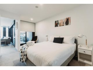 Executive Living in the Heart of the City Apartment, Canberra - 3