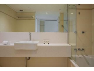 Modern 1-Bed Close To Transport and Shopping Hubs Apartment, Sydney - 3