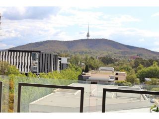 Executively Styled 2 Bed, 2 Bath, Perfect Location Apartment, Canberra - 1