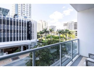 EXQUISITELY FURNISHED 2 BEDROOM APARTMENT! Apartment, Gold Coast - 1