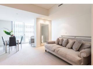 EXQUISITELY FURNISHED 2 BEDROOM APARTMENT! Apartment, Gold Coast - 2