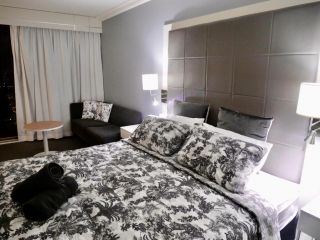 Fab studio in heart of Surfers Paradise! FREE WIFI and FREE PARKING! Hotel, Gold Coast - 2