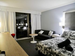 Fab studio in heart of Surfers Paradise! FREE WIFI and FREE PARKING! Hotel, Gold Coast - 3