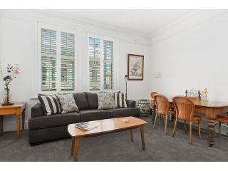 Fabulous 2 level city pad in historic building Apartment, Hobart - 2