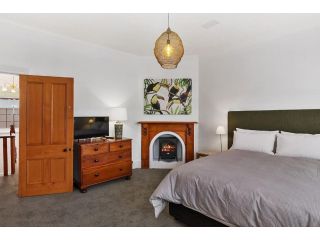 Fabulous 2 level city pad in historic building Apartment, Hobart - 4