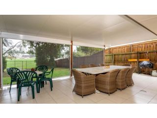 Fabulous Duplex Perfect Location Guest house, Bongaree - 1