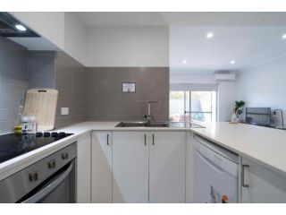 5 First Rate on Fisher 2 bed 2 bath Belmont-Cloverdale Apartment, Perth - 5